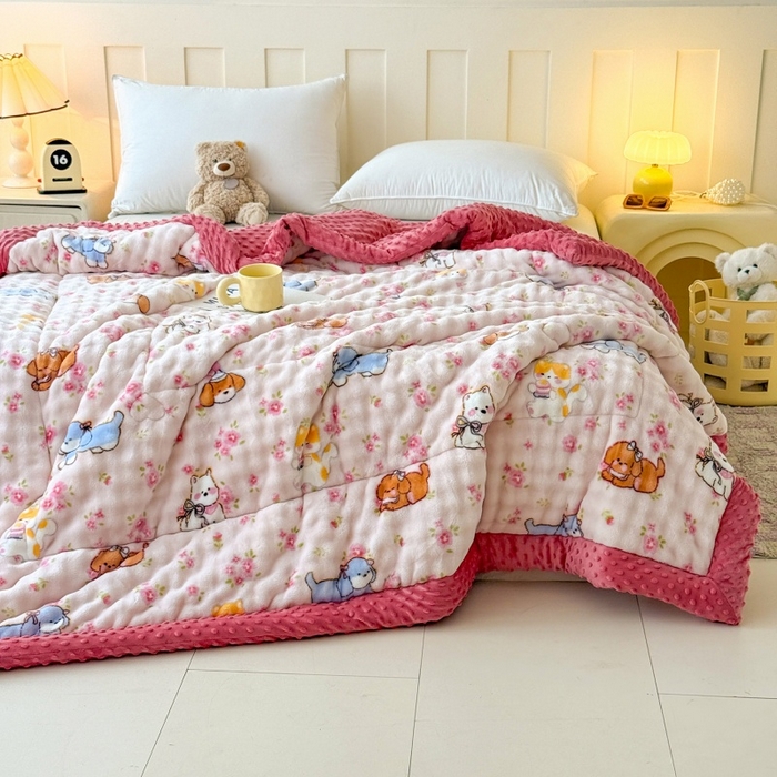 91家纺网 家纺一手货源 找家纺 宜梦家居 2025新款獭兔绒三层夹棉加厚豆豆棉被子被芯 花草狗