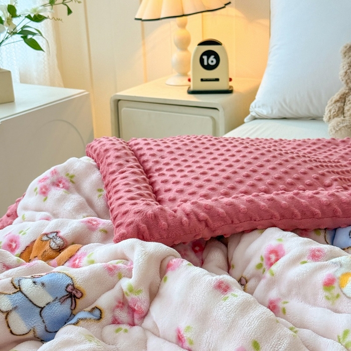 91家纺网 家纺一手货源 找家纺 宜梦家居 2025新款獭兔绒三层夹棉加厚豆豆棉被子被芯 花草狗