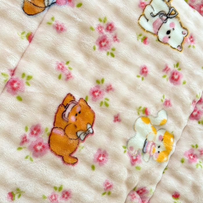 91家纺网 家纺一手货源 找家纺 宜梦家居 2025新款獭兔绒三层夹棉加厚豆豆棉被子被芯 花草狗