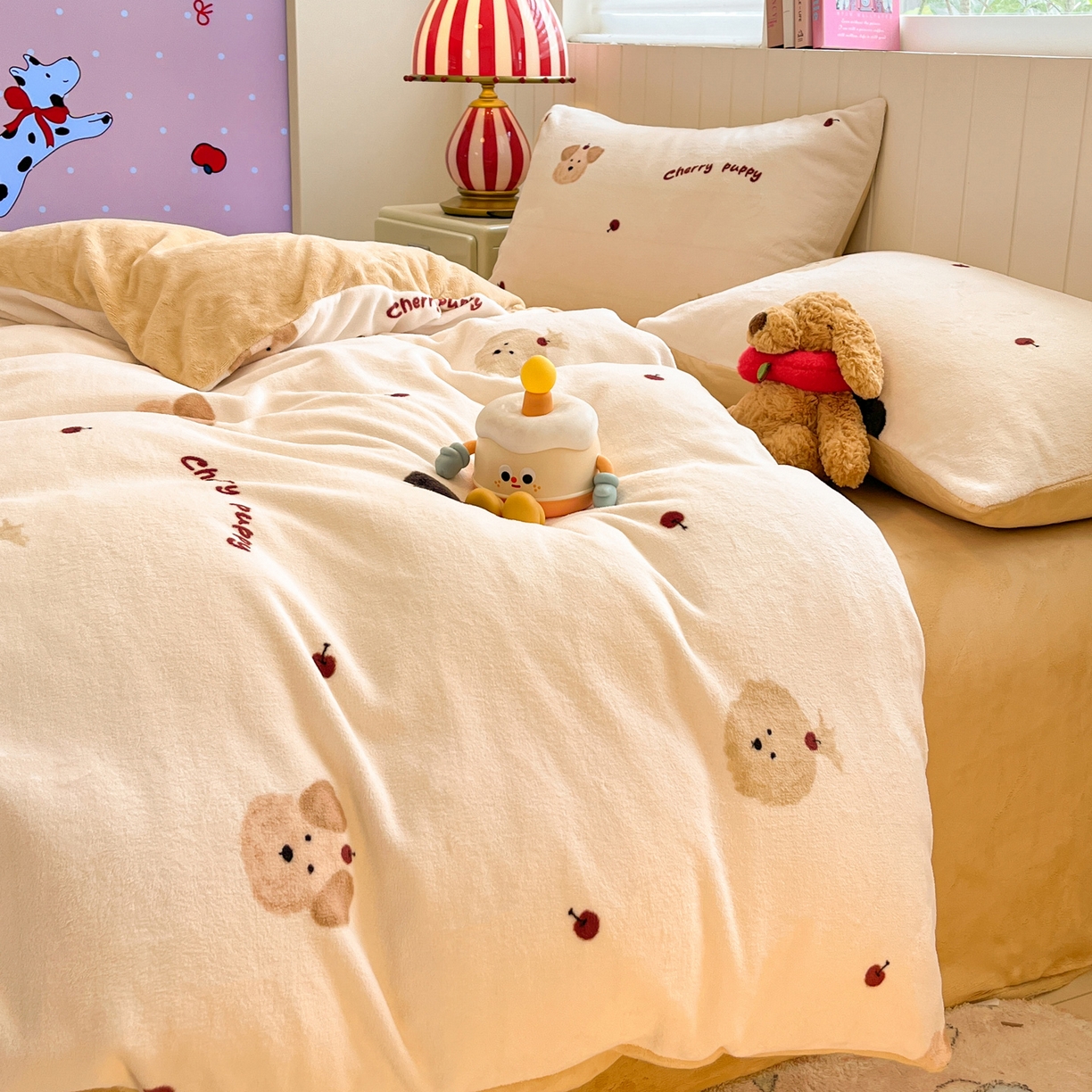 91家纺网 家纺一手货源 找家纺 佳汐蓝家纺 2025新款190克高克重牛奶绒印花四件套 精灵仔-米+香槟