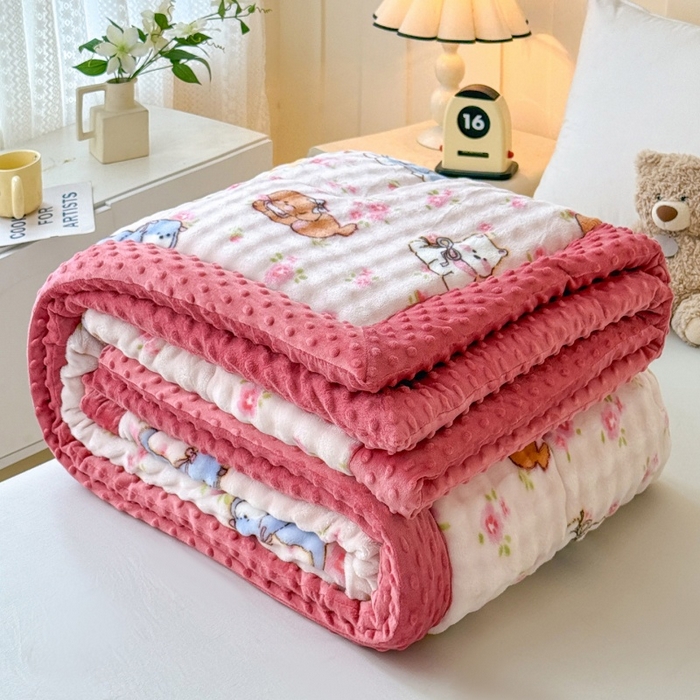 91家纺网 家纺一手货源 找家纺 宜梦家居 2025新款獭兔绒三层夹棉加厚豆豆棉被子被芯 花草狗