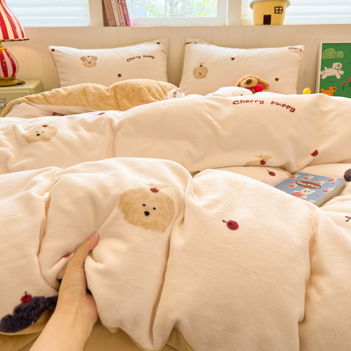 91家纺网 家纺一手货源 找家纺 佳汐蓝家纺 2025新款190克高克重牛奶绒印花四件套 精灵仔-米+香槟