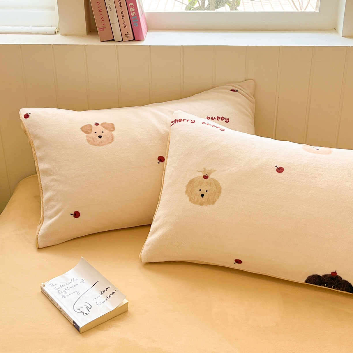 91家纺网 家纺一手货源 找家纺 佳汐蓝家纺 2025新款190克高克重牛奶绒印花四件套 精灵仔-米+香槟