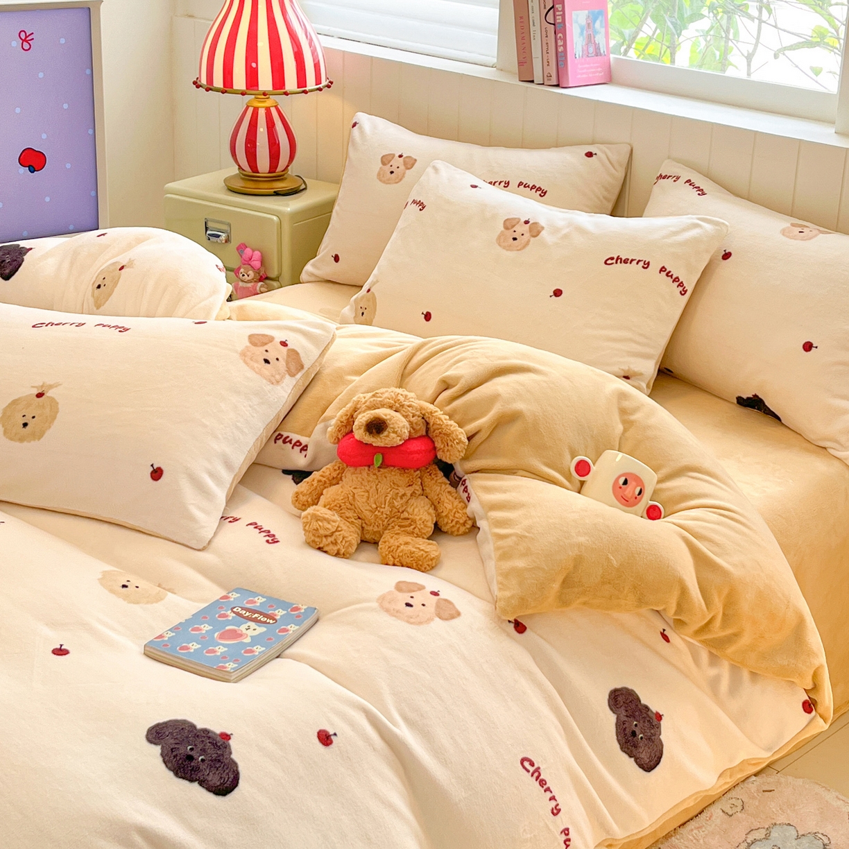 91家纺网 家纺一手货源 找家纺 佳汐蓝家纺 2025新款190克高克重牛奶绒印花四件套 精灵仔-米+香槟