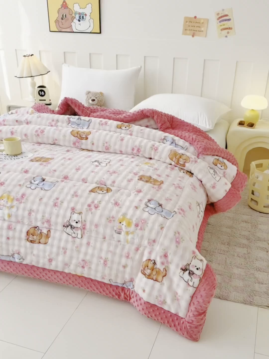 91家纺网 家纺一手货源 找家纺 宜梦家居 2025新款獭兔绒三层夹棉加厚豆豆棉被子被芯 花草狗