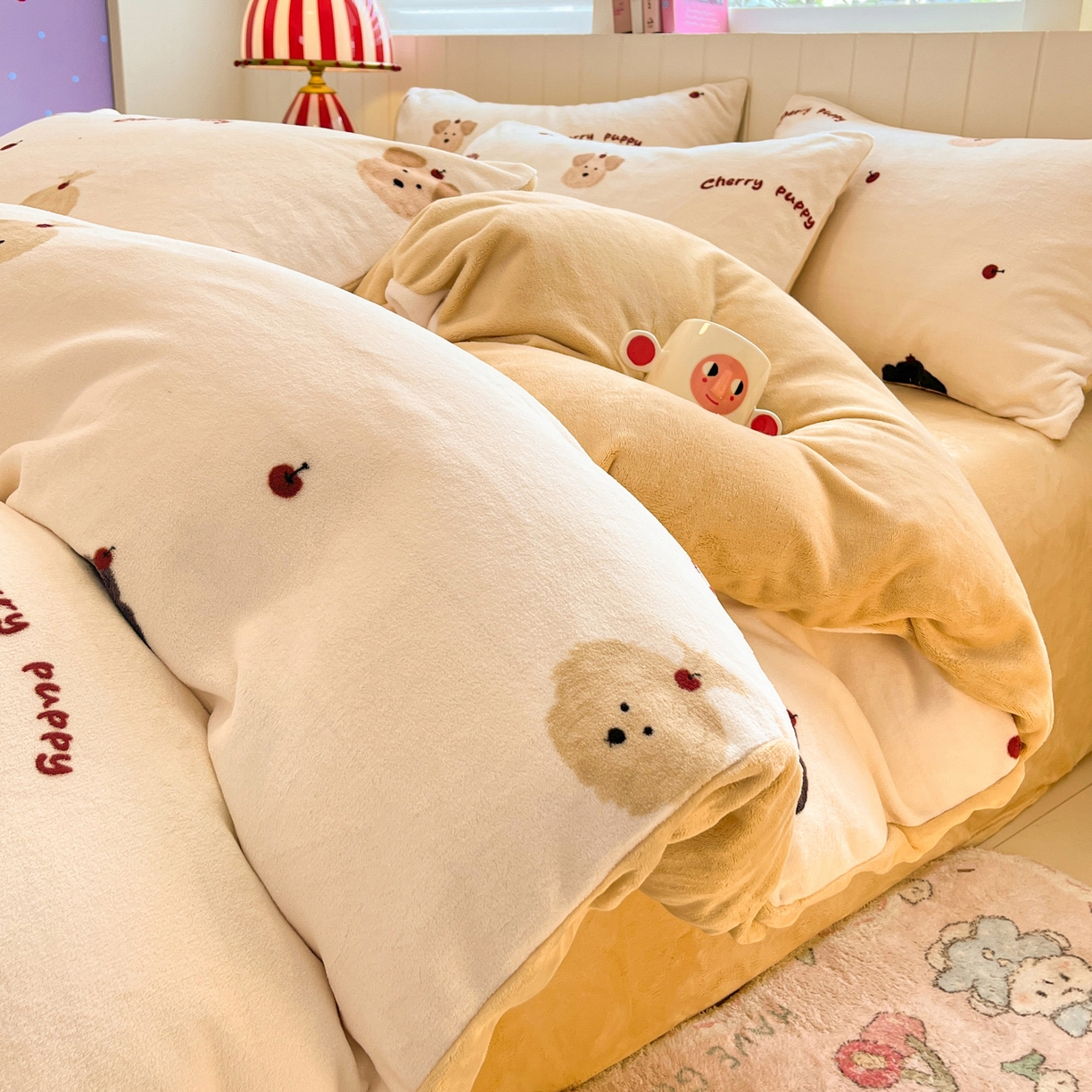 91家纺网 家纺一手货源 找家纺 佳汐蓝家纺 2025新款190克高克重牛奶绒印花四件套 精灵仔-米+香槟