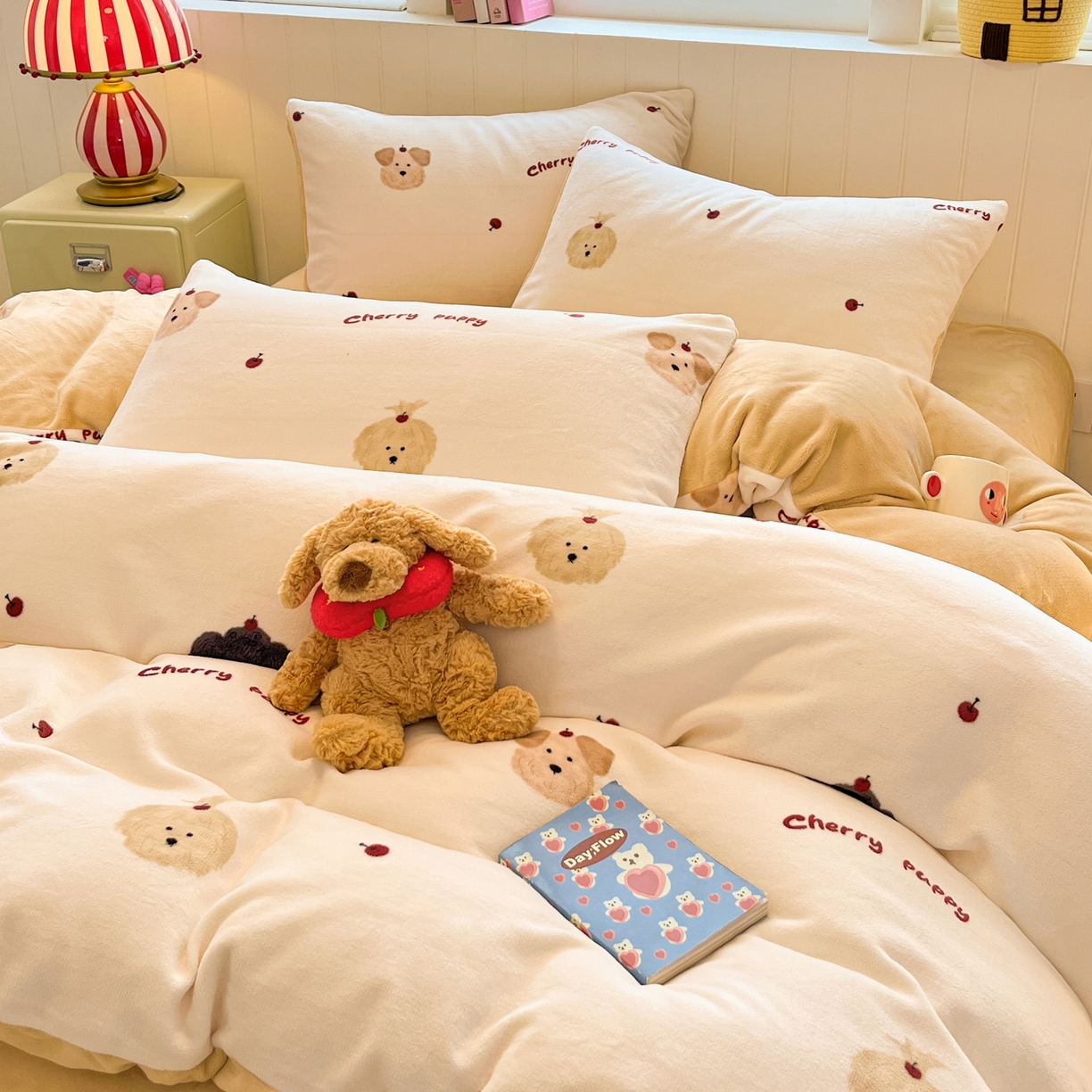 91家纺网 家纺一手货源 找家纺 佳汐蓝家纺 2025新款190克高克重牛奶绒印花四件套 精灵仔-米+香槟