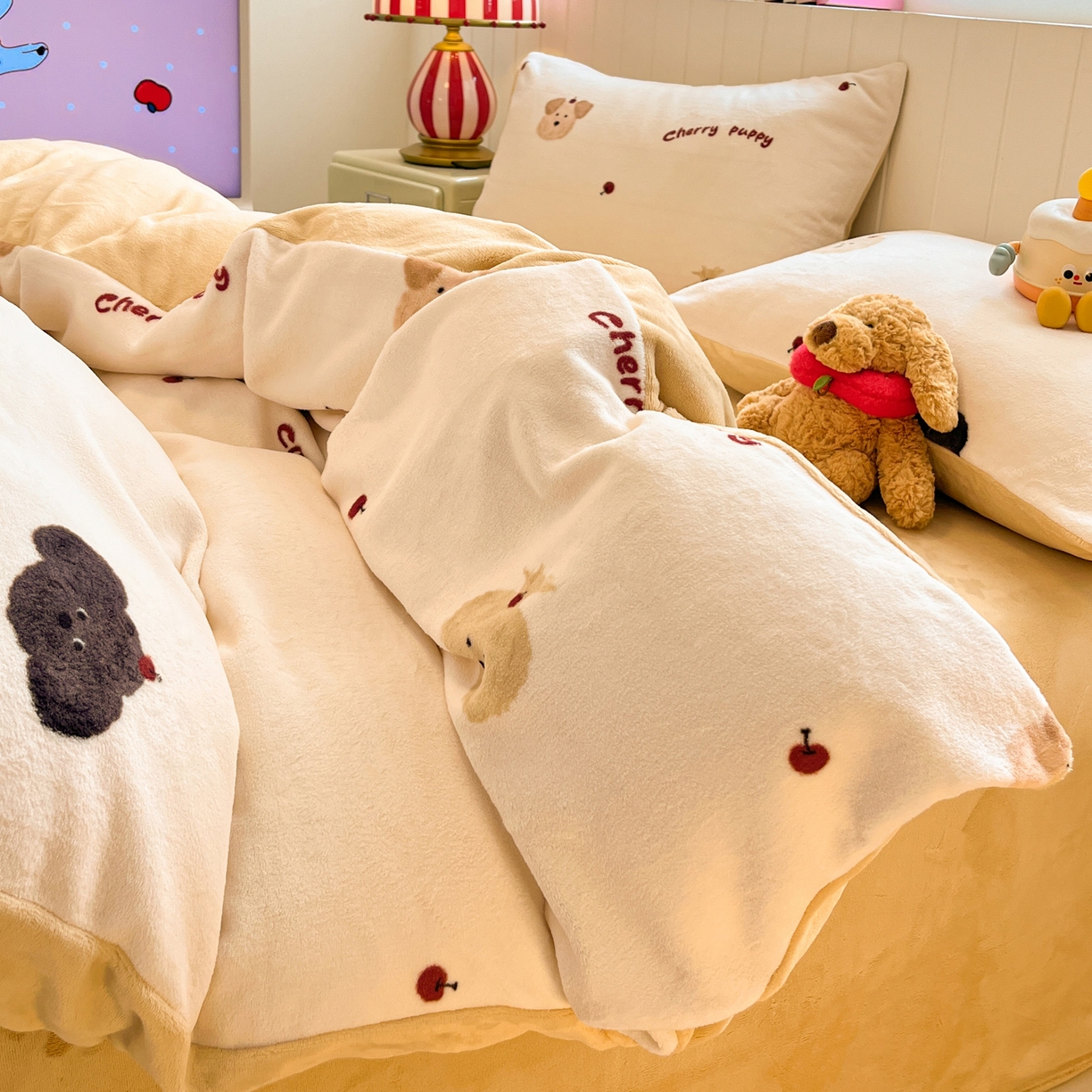 91家纺网 家纺一手货源 找家纺 佳汐蓝家纺 2025新款190克高克重牛奶绒印花四件套 精灵仔-米+香槟