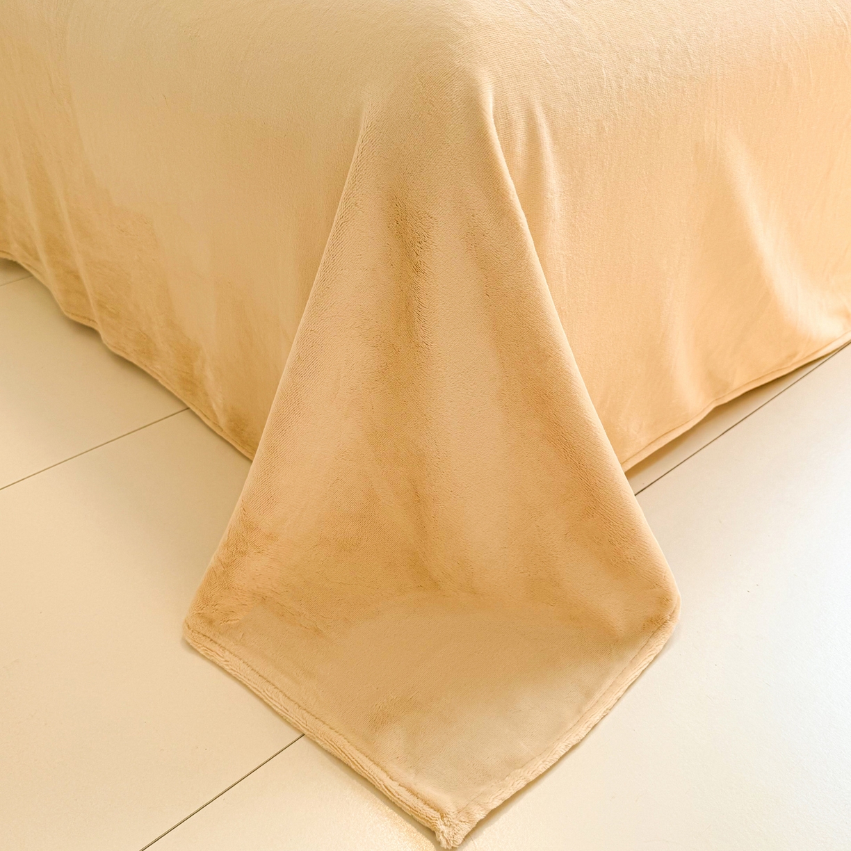 91家纺网 家纺一手货源 找家纺 佳汐蓝家纺 2025新款190克高克重牛奶绒印花四件套 精灵仔-米+香槟