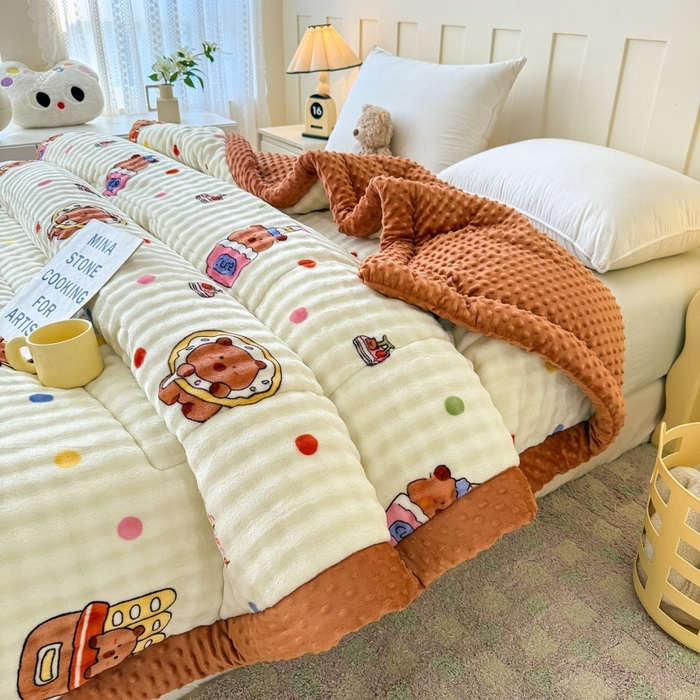 91家纺网 家纺一手货源 找家纺 宜梦家居 2025新款獭兔绒三层夹棉加厚豆豆棉被子被芯 卡皮巴拉