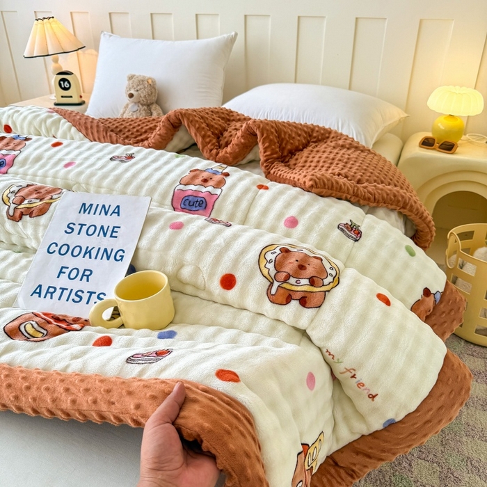 91家纺网 家纺一手货源 找家纺 宜梦家居 2025新款獭兔绒三层夹棉加厚豆豆棉被子被芯 卡皮巴拉