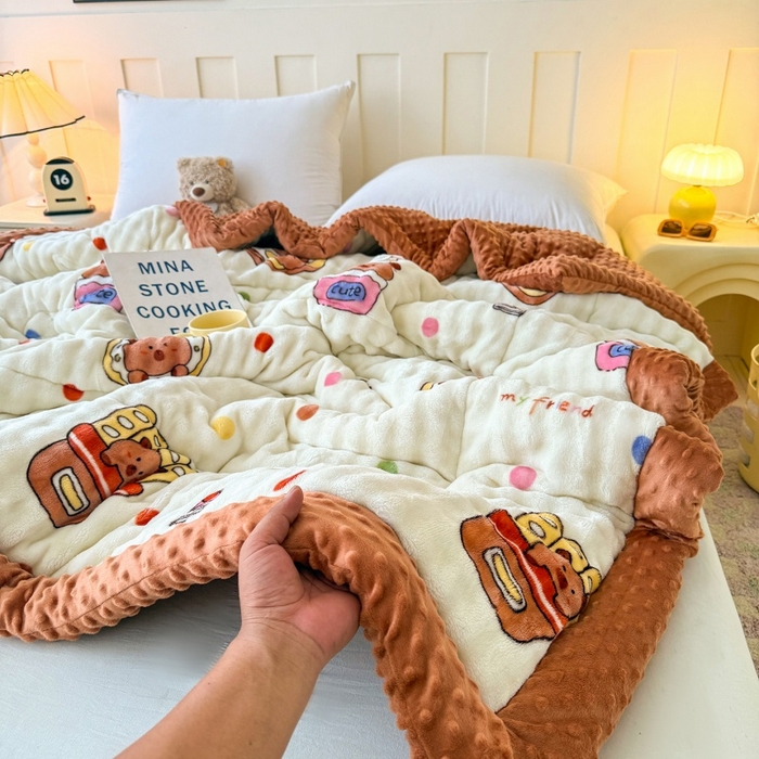 91家纺网 家纺一手货源 找家纺 宜梦家居 2025新款獭兔绒三层夹棉加厚豆豆棉被子被芯 卡皮巴拉