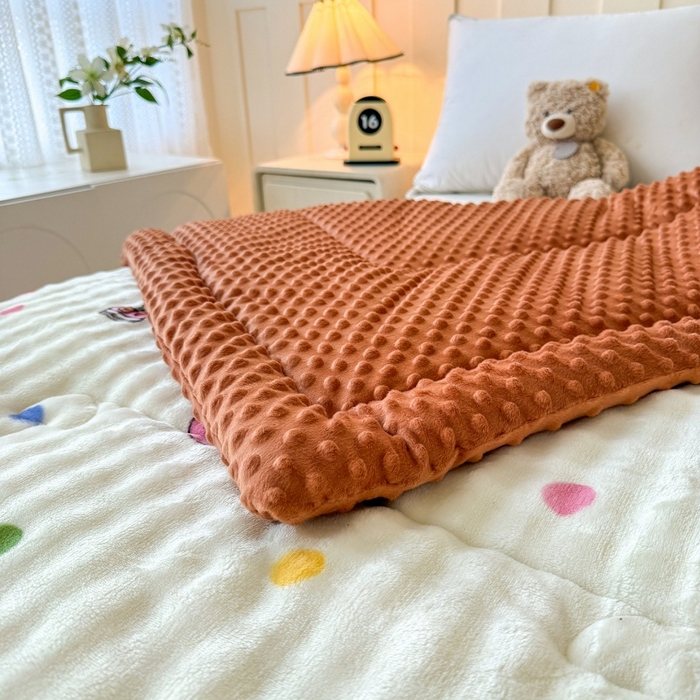 91家纺网 家纺一手货源 找家纺 宜梦家居 2025新款獭兔绒三层夹棉加厚豆豆棉被子被芯 卡皮巴拉