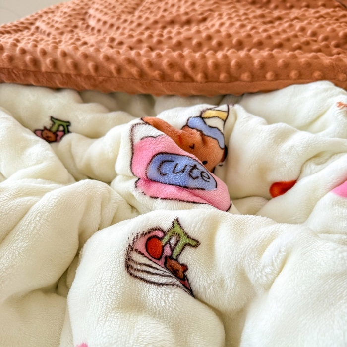 91家纺网 家纺一手货源 找家纺 宜梦家居 2025新款獭兔绒三层夹棉加厚豆豆棉被子被芯 卡皮巴拉