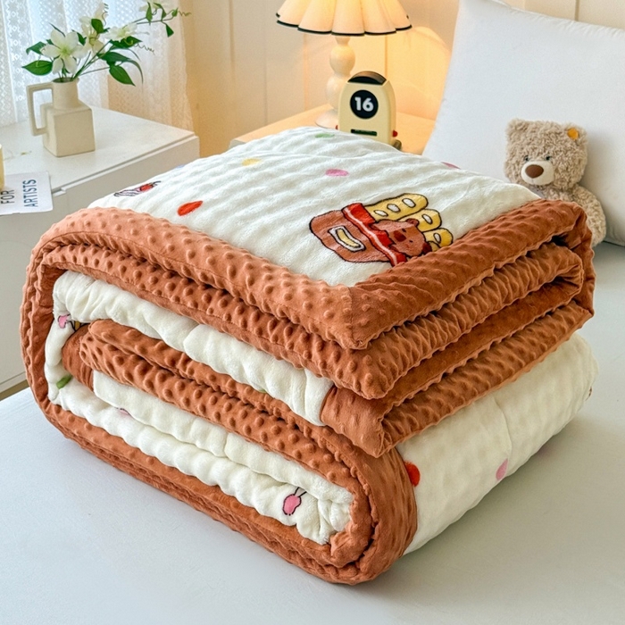 91家纺网 家纺一手货源 找家纺 宜梦家居 2025新款獭兔绒三层夹棉加厚豆豆棉被子被芯 卡皮巴拉