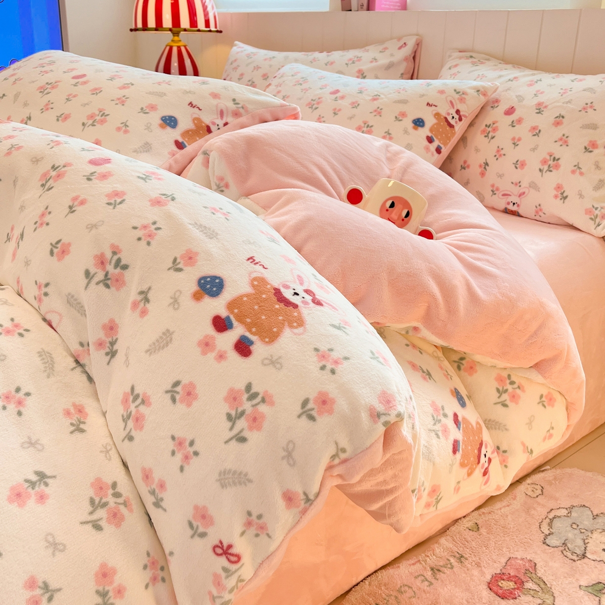 91家纺网 家纺一手货源 找家纺 佳汐蓝家纺 2025新款190克高克重牛奶绒印花四件套 萌兔悠情+奶油粉