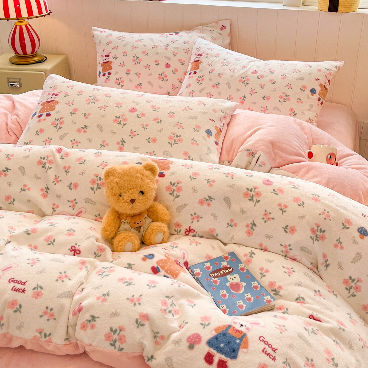 91家纺网 家纺一手货源 找家纺 佳汐蓝家纺 2025新款190克高克重牛奶绒印花四件套 萌兔悠情+奶油粉