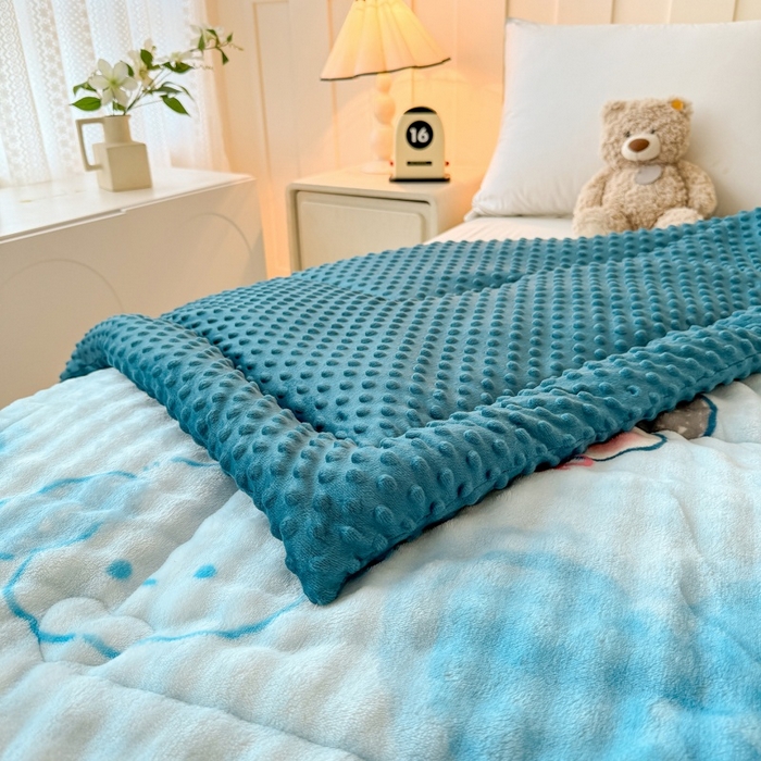 91家纺网 家纺一手货源 找家纺 宜梦家居 2025新款獭兔绒三层夹棉加厚豆豆棉被子被芯 蓝狗