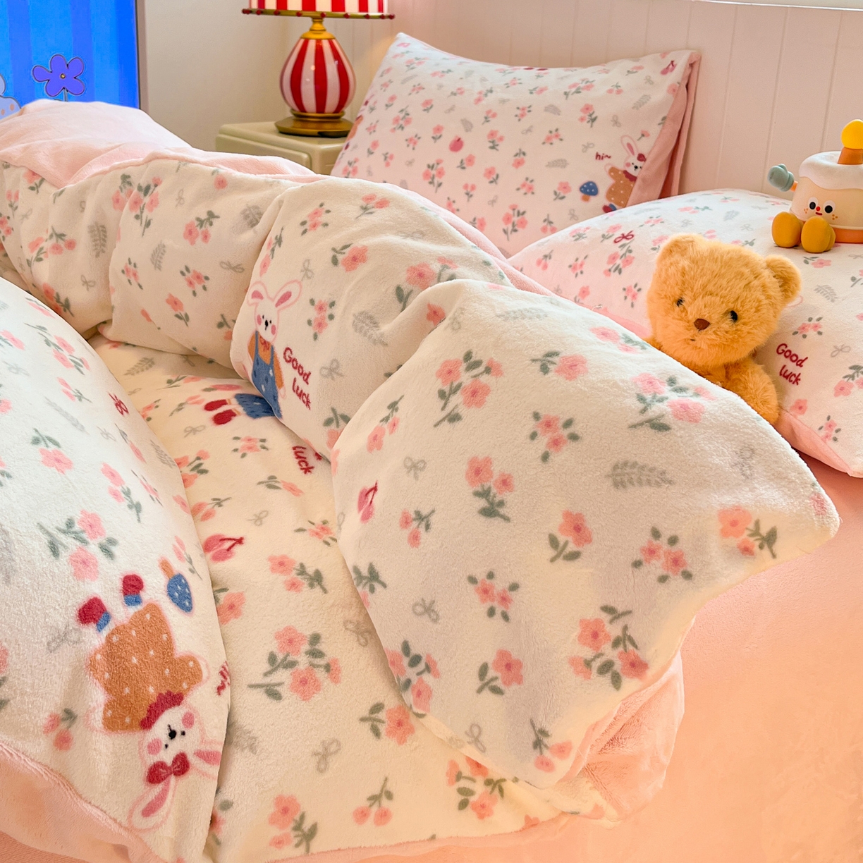 91家纺网 家纺一手货源 找家纺 佳汐蓝家纺 2025新款190克高克重牛奶绒印花四件套 萌兔悠情+奶油粉