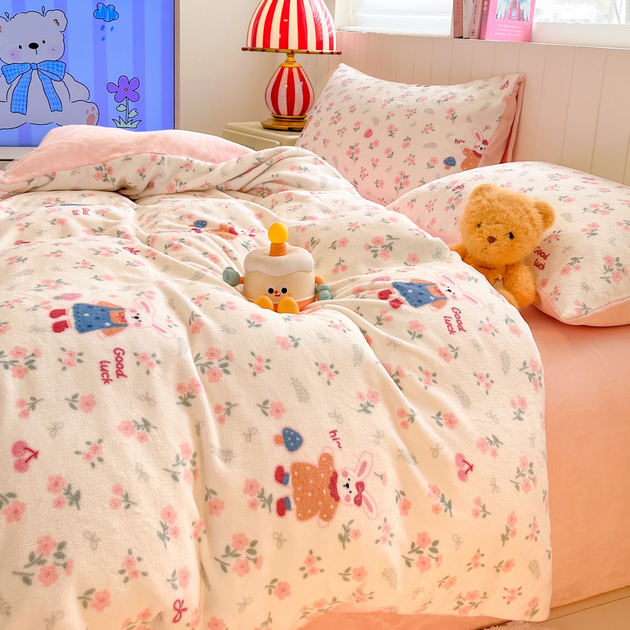 91家纺网 家纺一手货源 找家纺 佳汐蓝家纺 2025新款190克高克重牛奶绒印花四件套 萌兔悠情+奶油粉