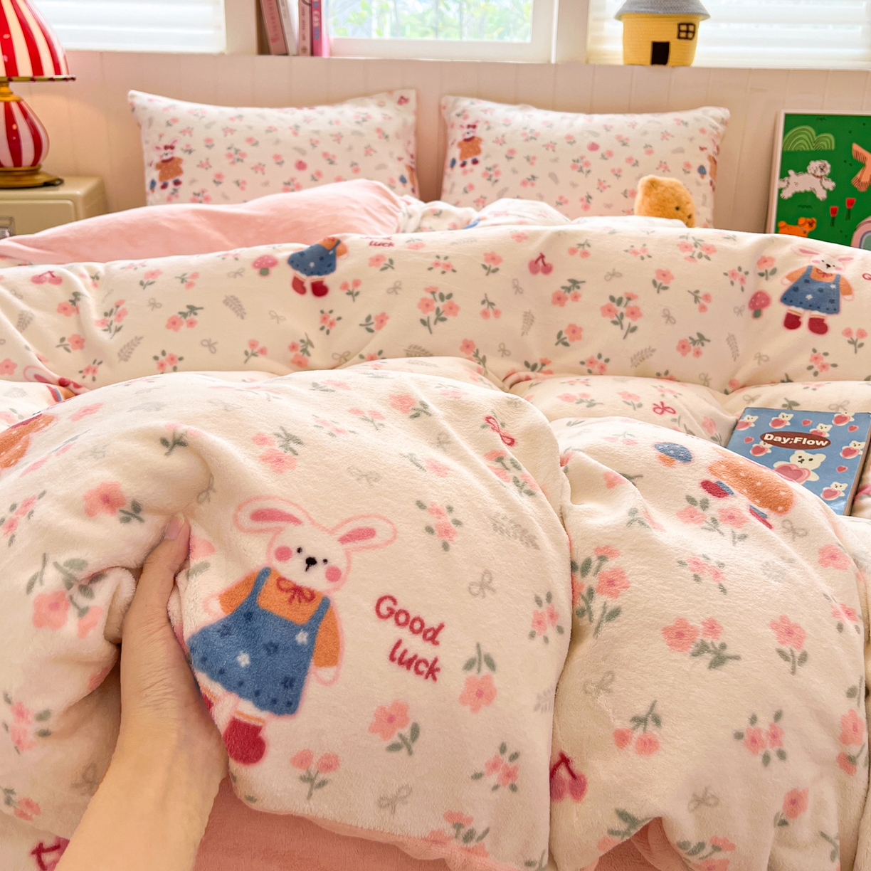 91家纺网 家纺一手货源 找家纺 佳汐蓝家纺 2025新款190克高克重牛奶绒印花四件套 萌兔悠情+奶油粉