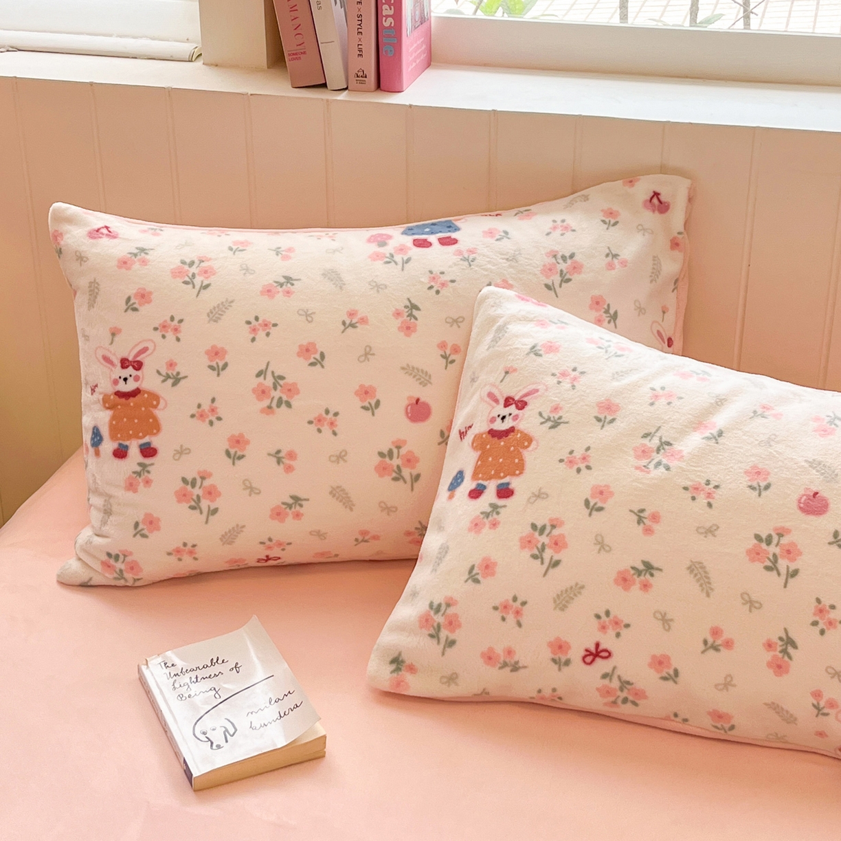 91家纺网 家纺一手货源 找家纺 佳汐蓝家纺 2025新款190克高克重牛奶绒印花四件套 萌兔悠情+奶油粉