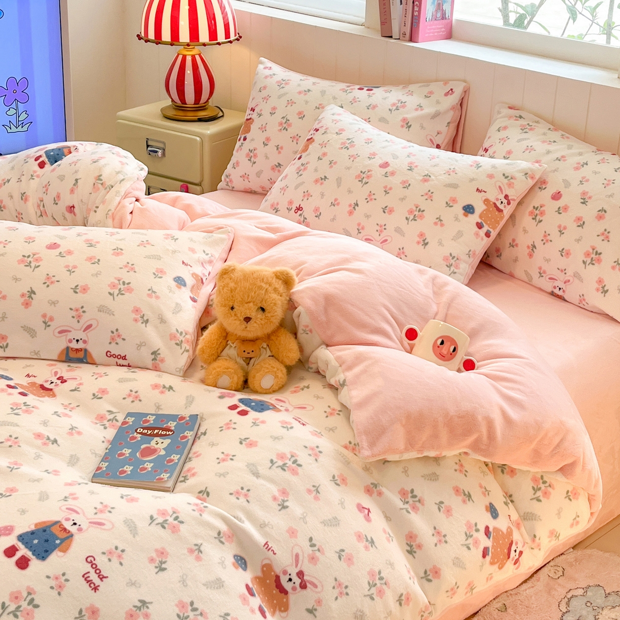 91家纺网 家纺一手货源 找家纺 佳汐蓝家纺 2025新款190克高克重牛奶绒印花四件套 萌兔悠情+奶油粉