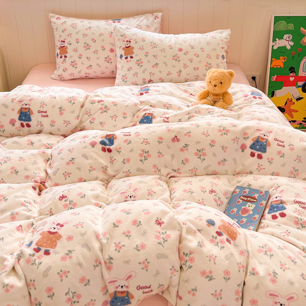 91家纺网 家纺一手货源 找家纺 佳汐蓝家纺 2025新款190克高克重牛奶绒印花四件套 萌兔悠情+奶油粉