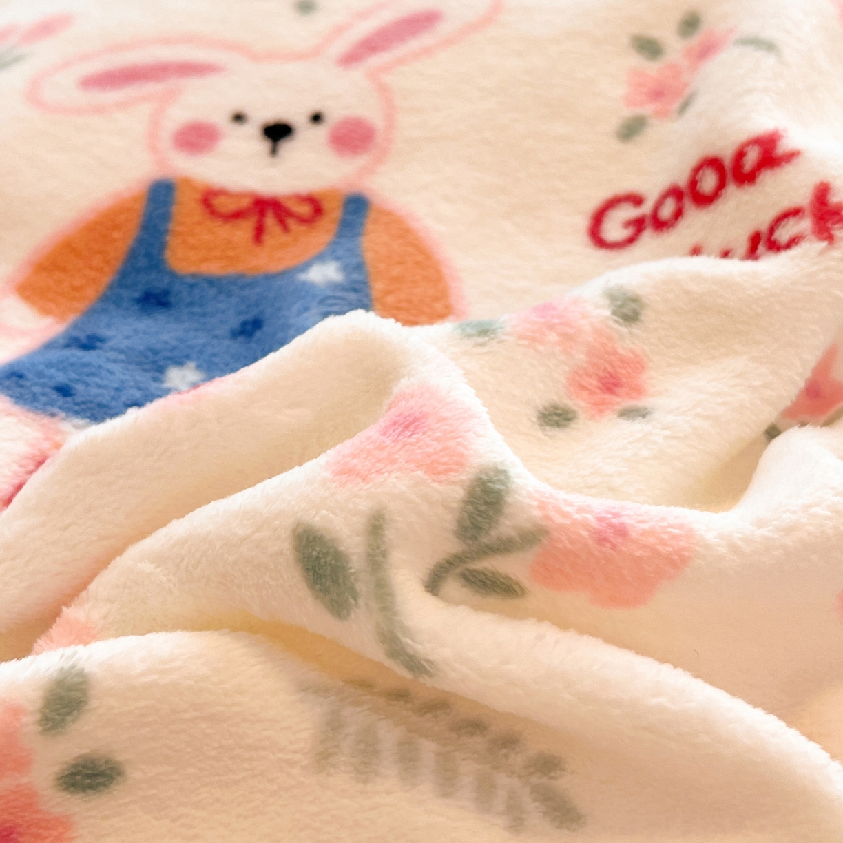 91家纺网 家纺一手货源 找家纺 佳汐蓝家纺 2025新款190克高克重牛奶绒印花四件套 萌兔悠情+奶油粉