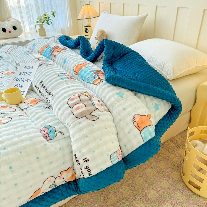 91家纺网 家纺一手货源 找家纺 宜梦家居 2025新款獭兔绒三层夹棉加厚豆豆棉被子被芯 蓝色动物