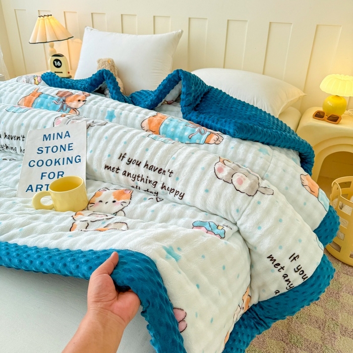 91家纺网 家纺一手货源 找家纺 宜梦家居 2025新款獭兔绒三层夹棉加厚豆豆棉被子被芯 蓝色动物
