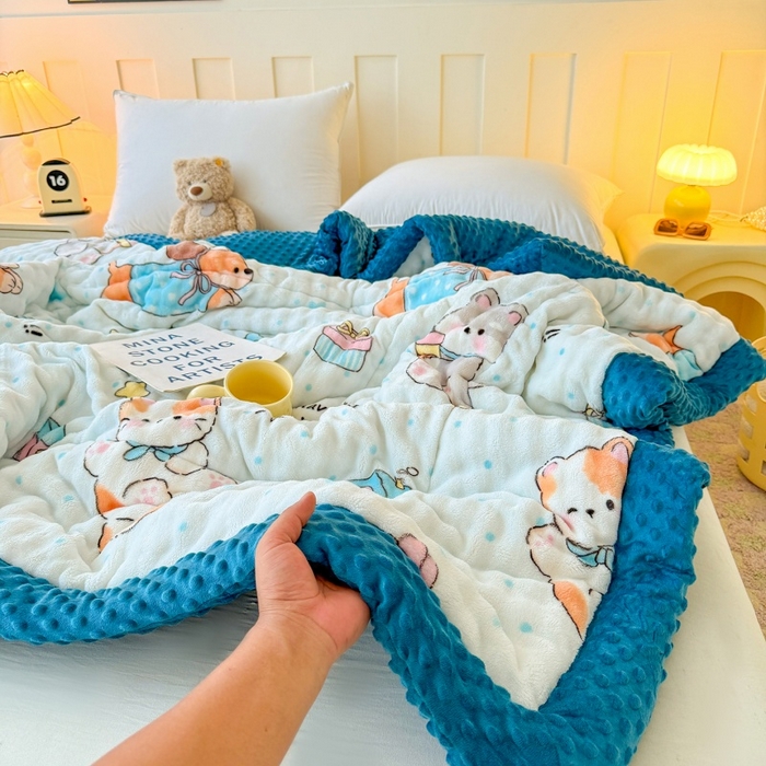 91家纺网 家纺一手货源 找家纺 宜梦家居 2025新款獭兔绒三层夹棉加厚豆豆棉被子被芯 蓝色动物