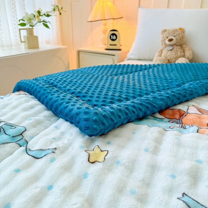 91家纺网 家纺一手货源 找家纺 宜梦家居 2025新款獭兔绒三层夹棉加厚豆豆棉被子被芯 蓝色动物