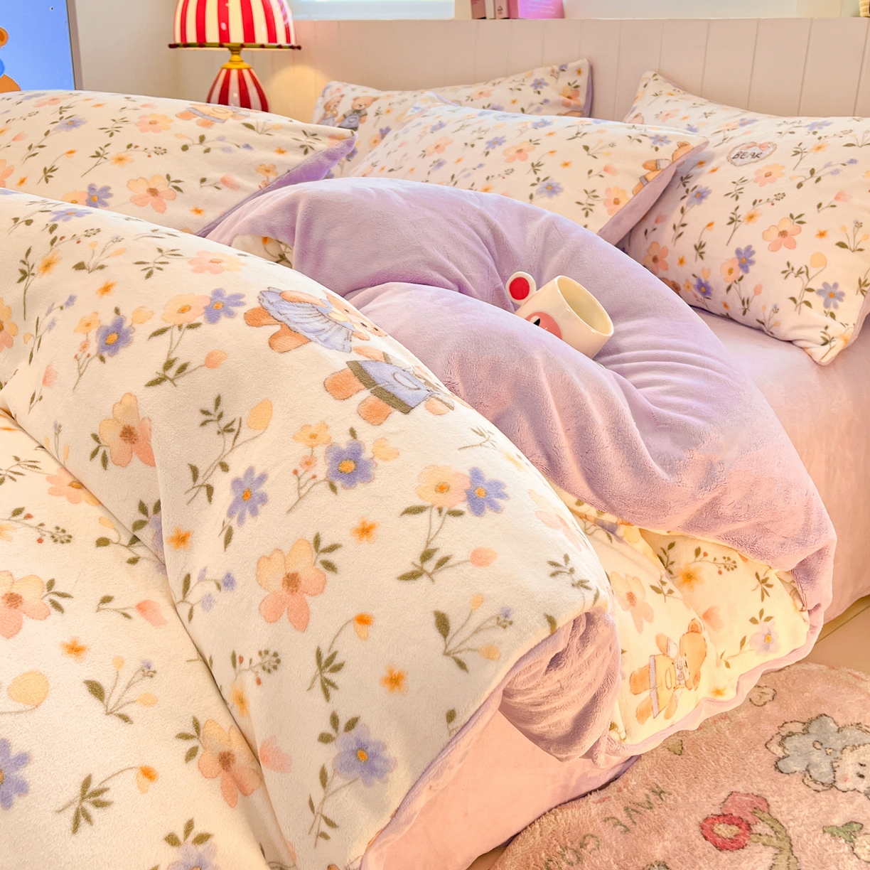 91家纺网 家纺一手货源 找家纺 佳汐蓝家纺 2025新款190克高克重牛奶绒印花四件套 情侣熊+丁香紫