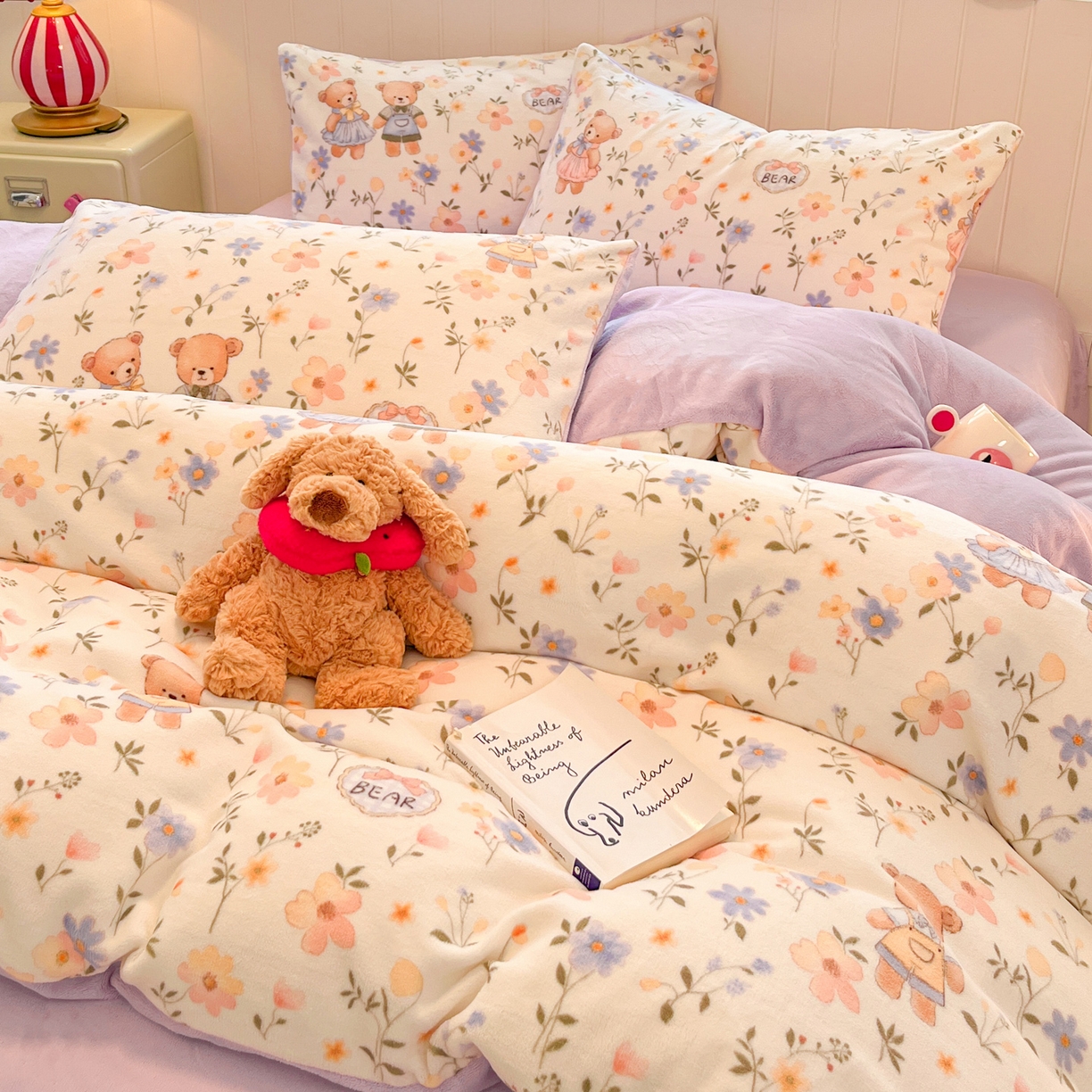 91家纺网 家纺一手货源 找家纺 佳汐蓝家纺 2025新款190克高克重牛奶绒印花四件套 情侣熊+丁香紫