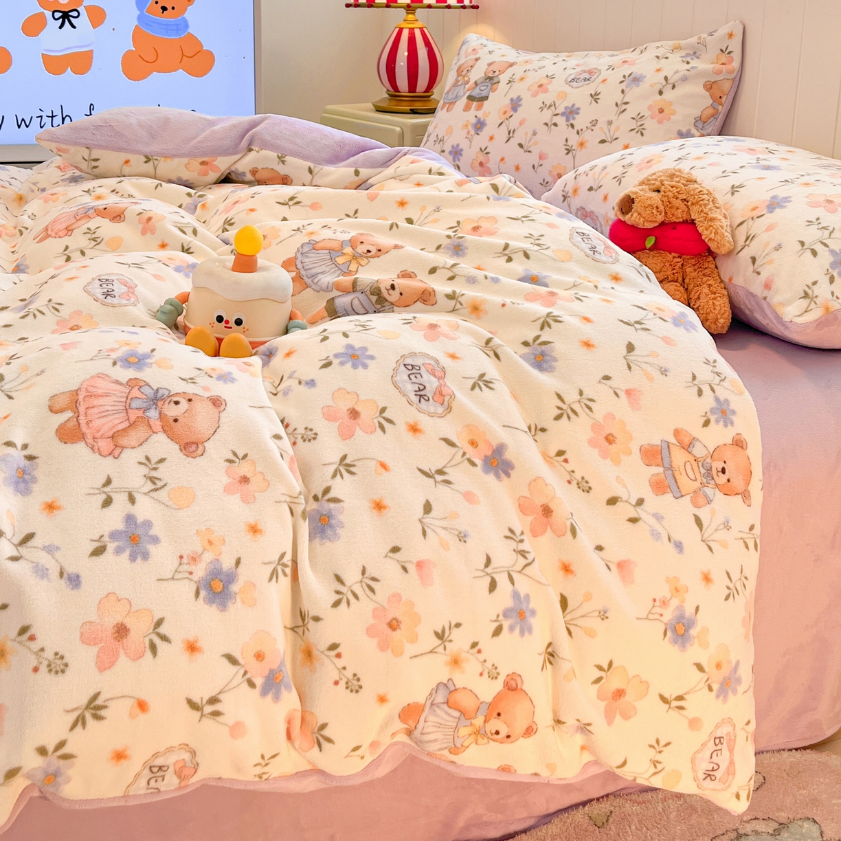 91家纺网 家纺一手货源 找家纺 佳汐蓝家纺 2025新款190克高克重牛奶绒印花四件套 情侣熊+丁香紫