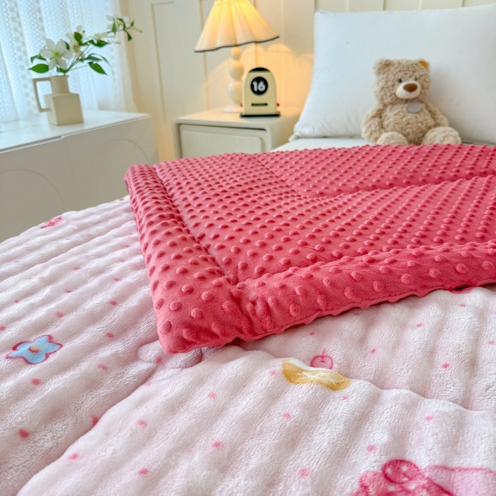 91家纺网 家纺一手货源 找家纺 宜梦家居 2025新款獭兔绒三层夹棉加厚豆豆棉被子被芯 美乐蒂