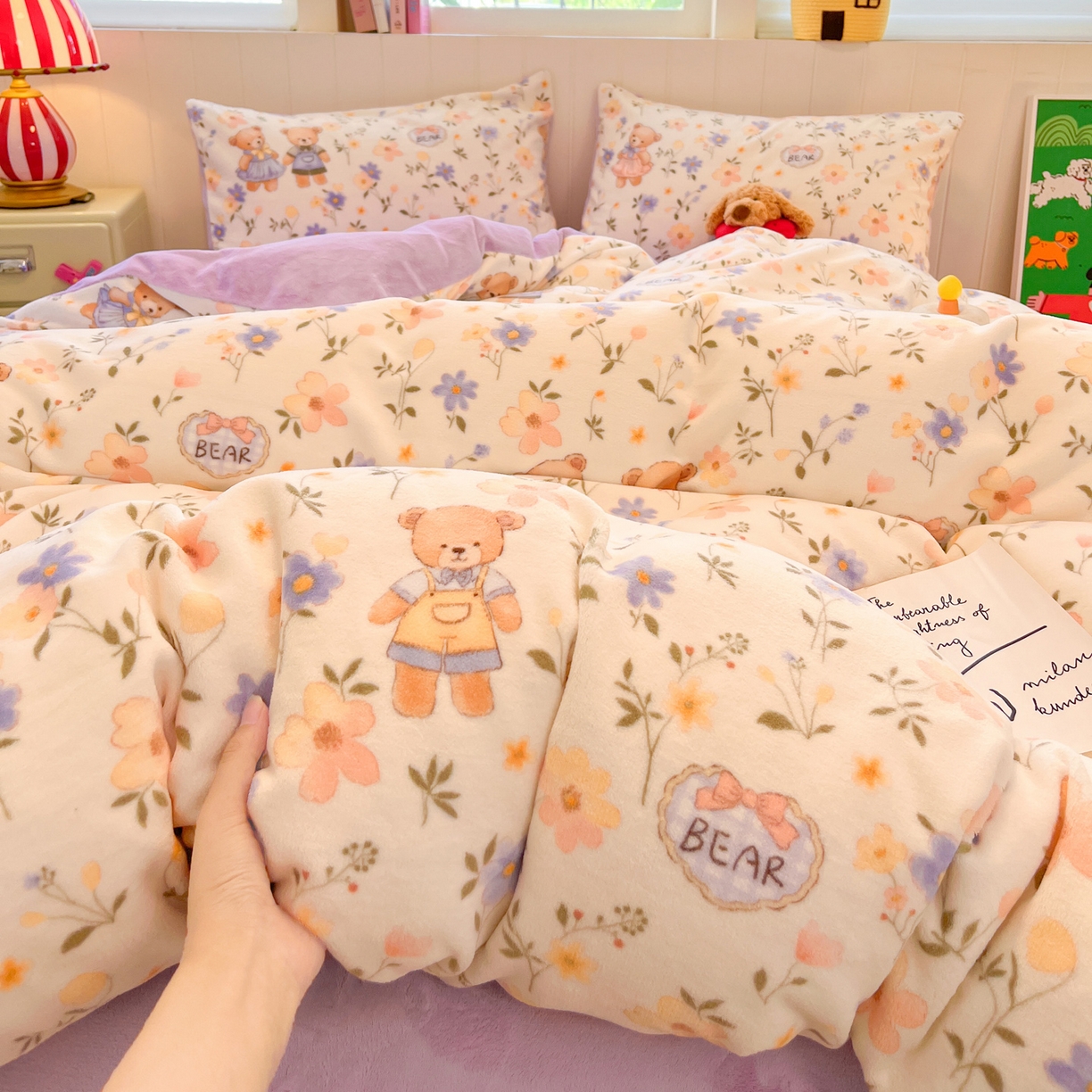 91家纺网 家纺一手货源 找家纺 佳汐蓝家纺 2025新款190克高克重牛奶绒印花四件套 情侣熊+丁香紫