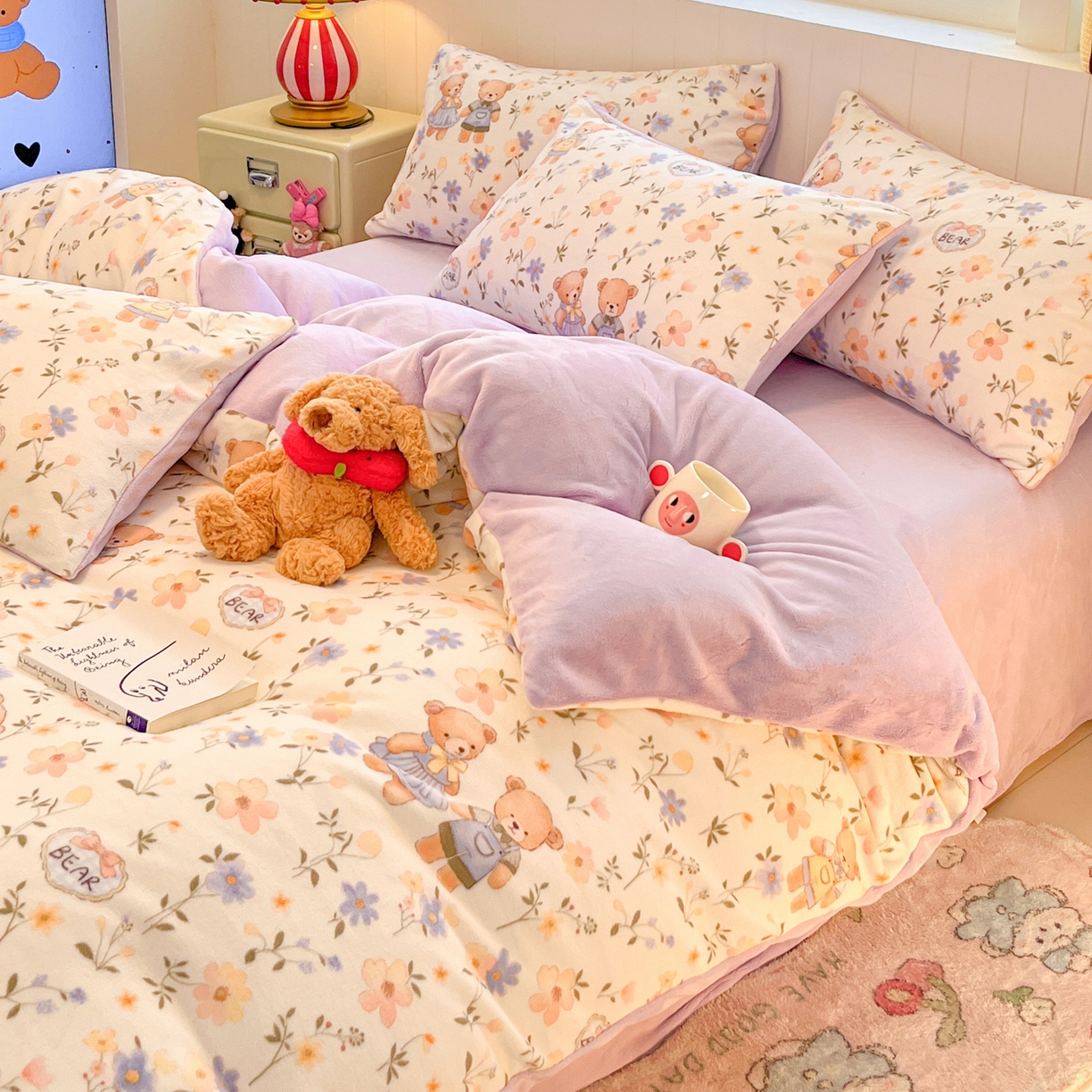 91家纺网 家纺一手货源 找家纺 佳汐蓝家纺 2025新款190克高克重牛奶绒印花四件套 情侣熊+丁香紫