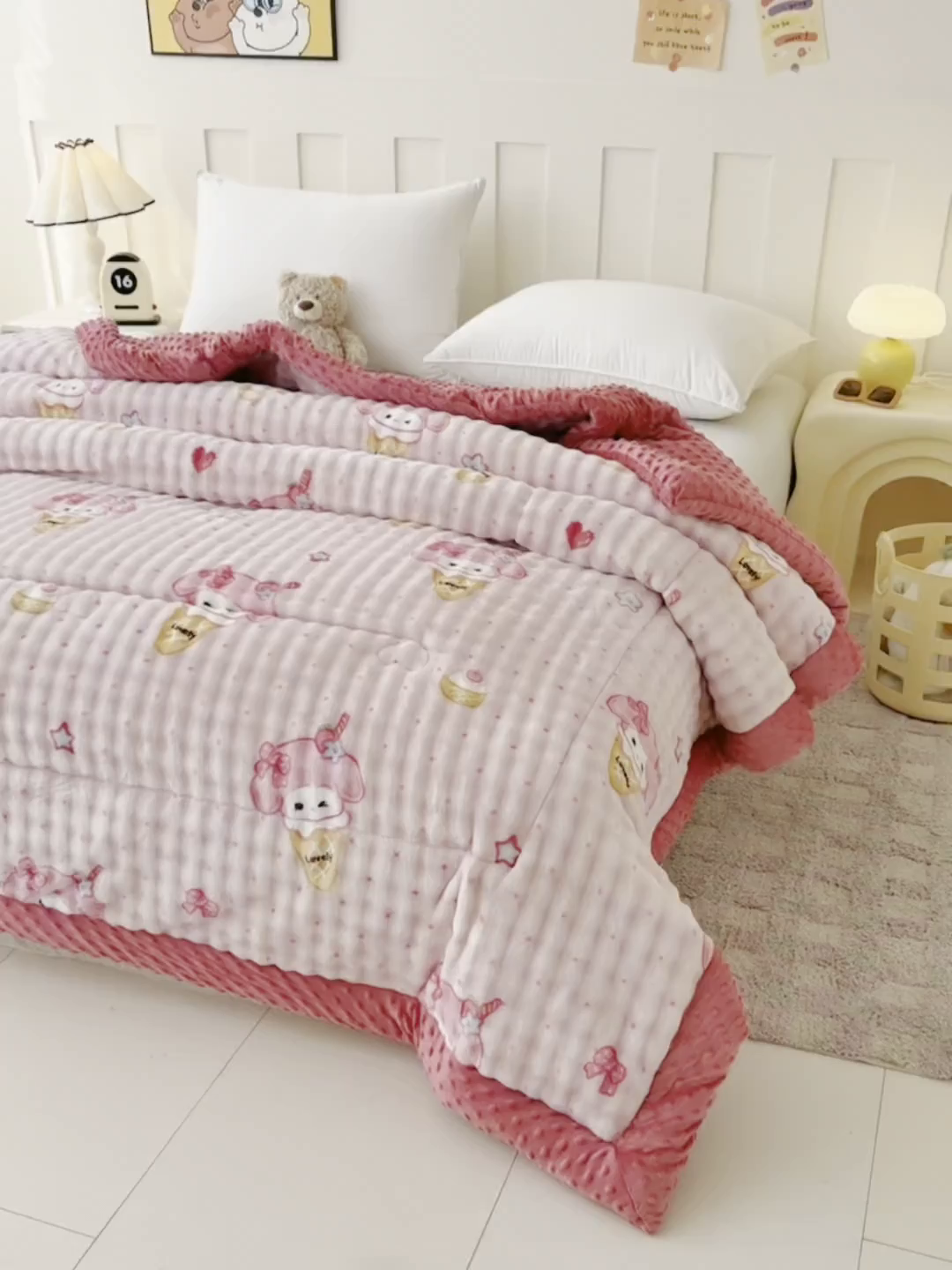 91家纺网 家纺一手货源 找家纺 宜梦家居 2025新款獭兔绒三层夹棉加厚豆豆棉被子被芯 美乐蒂