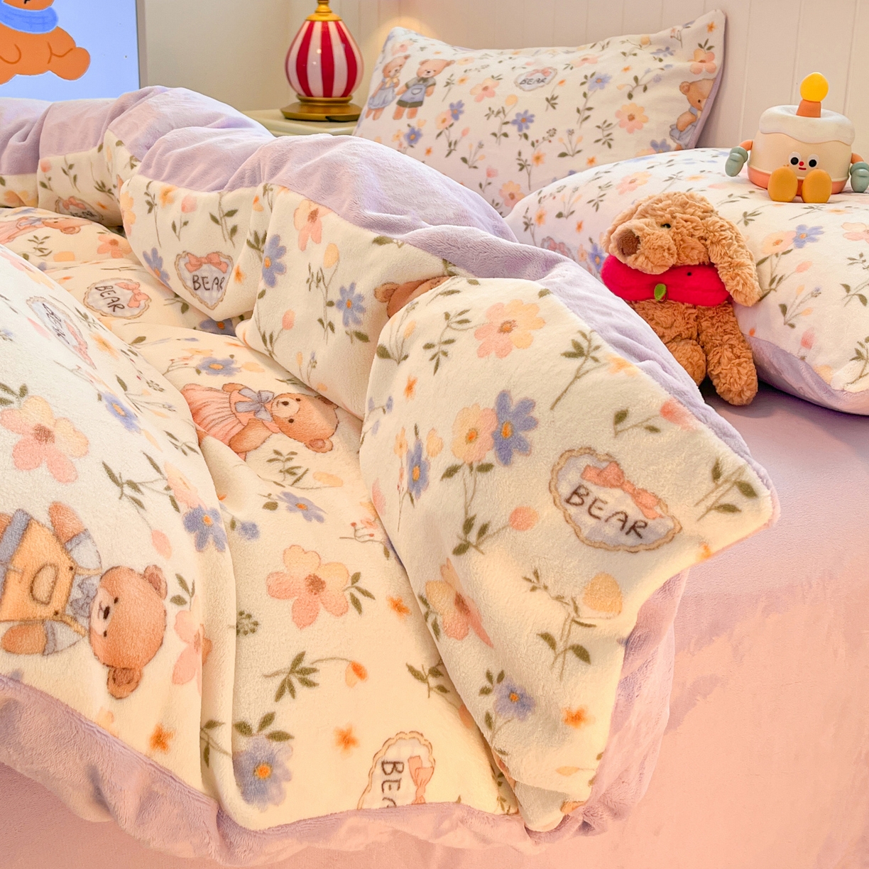 91家纺网 家纺一手货源 找家纺 佳汐蓝家纺 2025新款190克高克重牛奶绒印花四件套 情侣熊+丁香紫