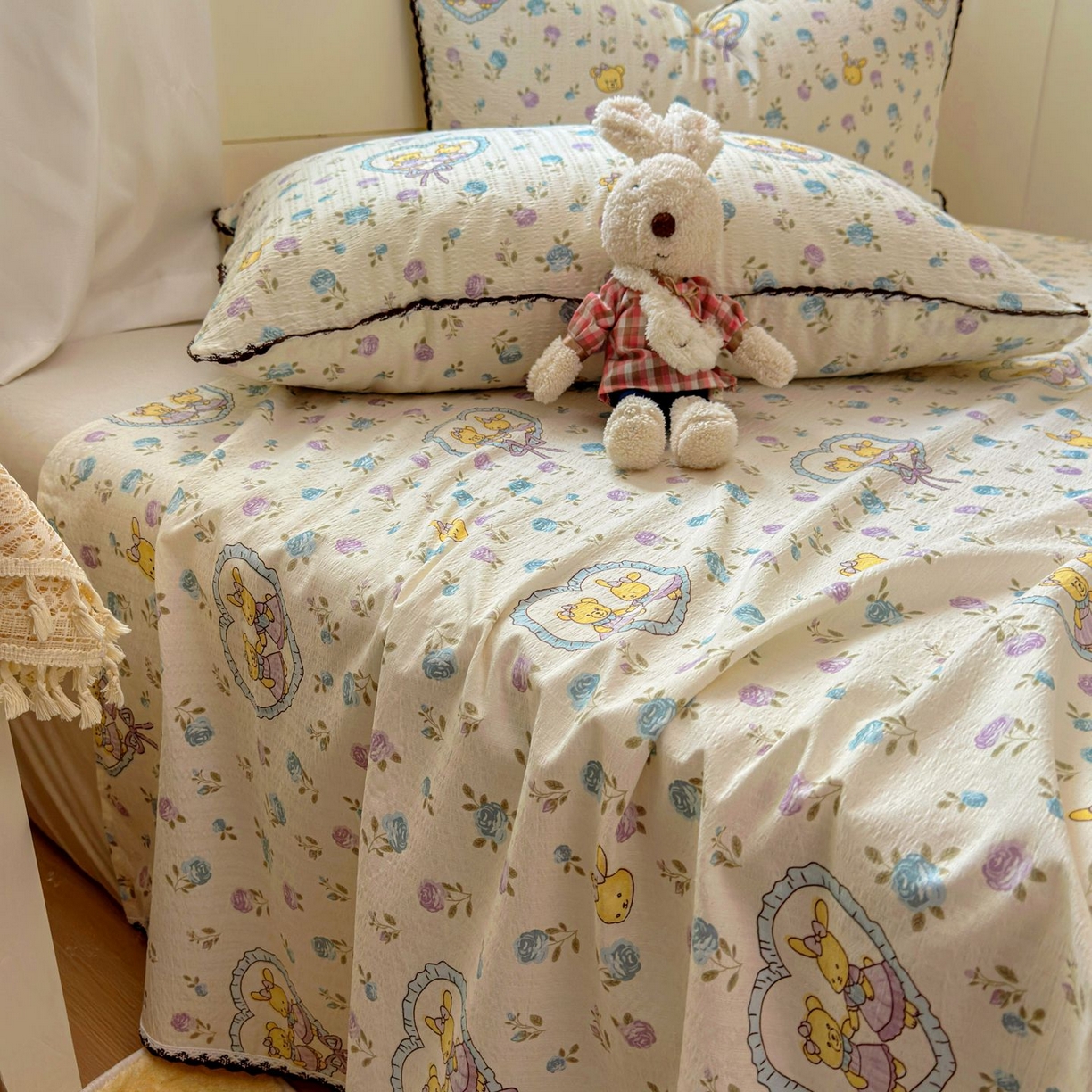 91家纺网 家纺一手货源 找家纺 优卡迪家纺馆 2025新款皱皱棉小花边床单（下载文件包含买家秀） 花香浮梦