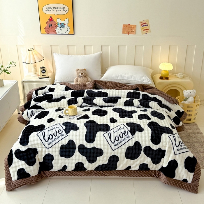 91家纺网 家纺一手货源 找家纺 宜梦家居 2025新款獭兔绒三层夹棉加厚豆豆棉被子被芯 奶牛