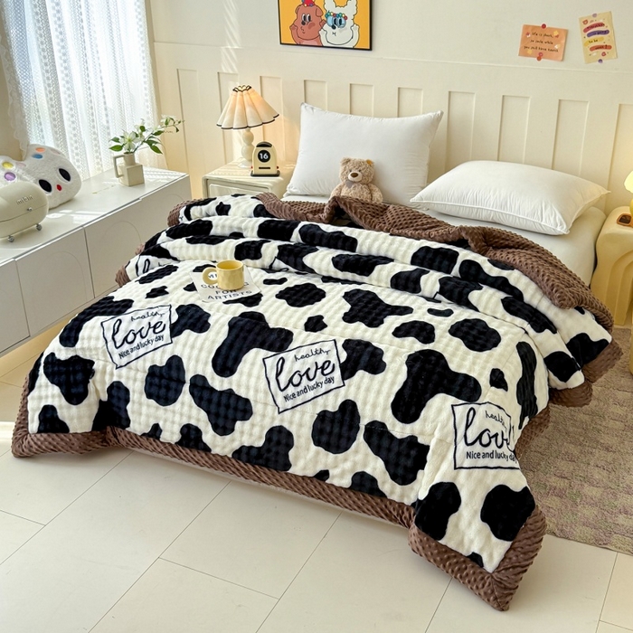 91家纺网 家纺一手货源 找家纺 宜梦家居 2025新款獭兔绒三层夹棉加厚豆豆棉被子被芯 奶牛