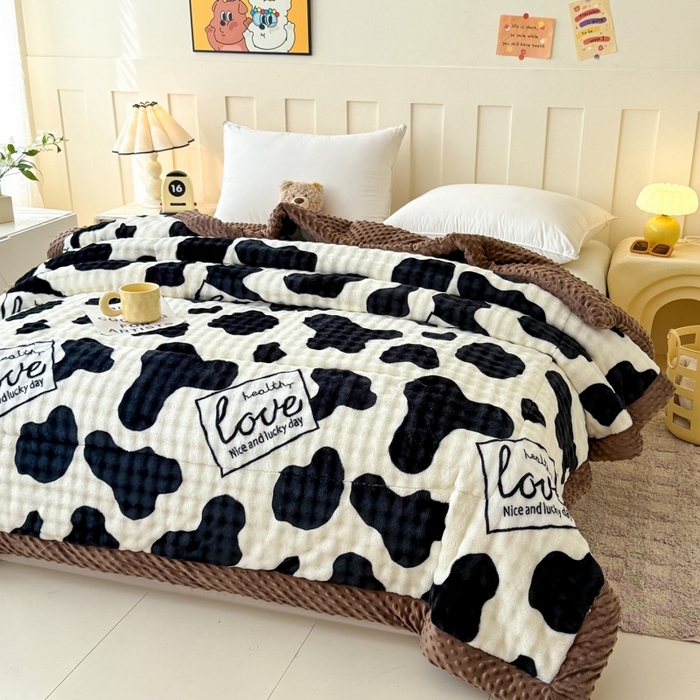 91家纺网 家纺一手货源 找家纺 宜梦家居 2025新款獭兔绒三层夹棉加厚豆豆棉被子被芯 奶牛