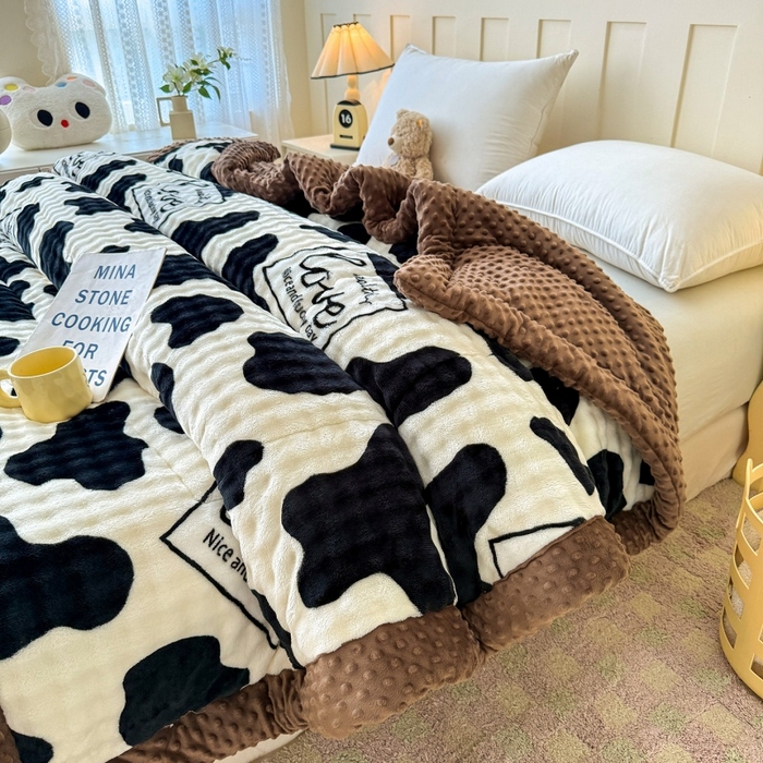 91家纺网 家纺一手货源 找家纺 宜梦家居 2025新款獭兔绒三层夹棉加厚豆豆棉被子被芯 奶牛