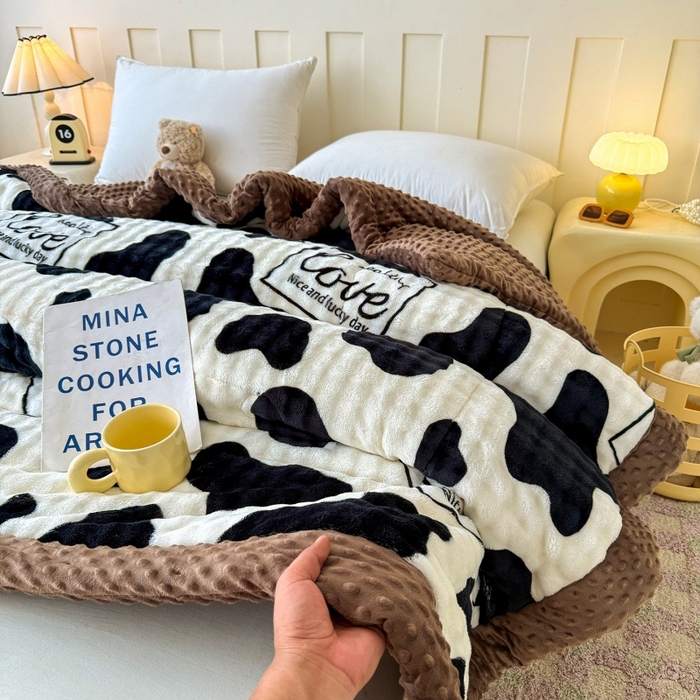 91家纺网 家纺一手货源 找家纺 宜梦家居 2025新款獭兔绒三层夹棉加厚豆豆棉被子被芯 奶牛