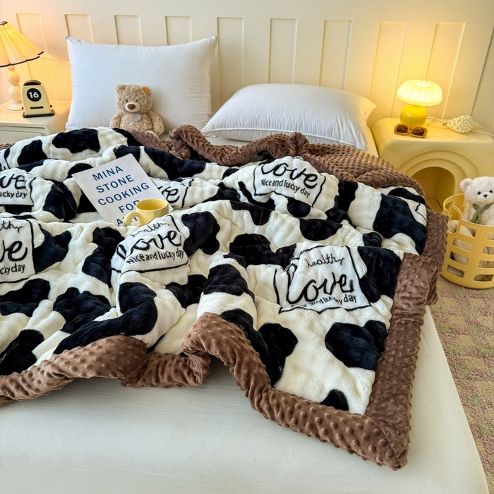 91家纺网 家纺一手货源 找家纺 宜梦家居 2025新款獭兔绒三层夹棉加厚豆豆棉被子被芯 奶牛