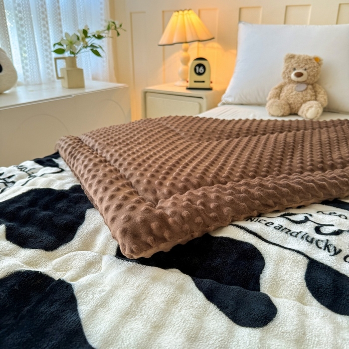 91家纺网 家纺一手货源 找家纺 宜梦家居 2025新款獭兔绒三层夹棉加厚豆豆棉被子被芯 奶牛