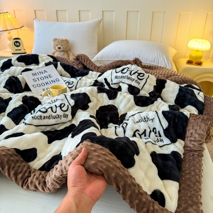 91家纺网 家纺一手货源 找家纺 宜梦家居 2025新款獭兔绒三层夹棉加厚豆豆棉被子被芯 奶牛